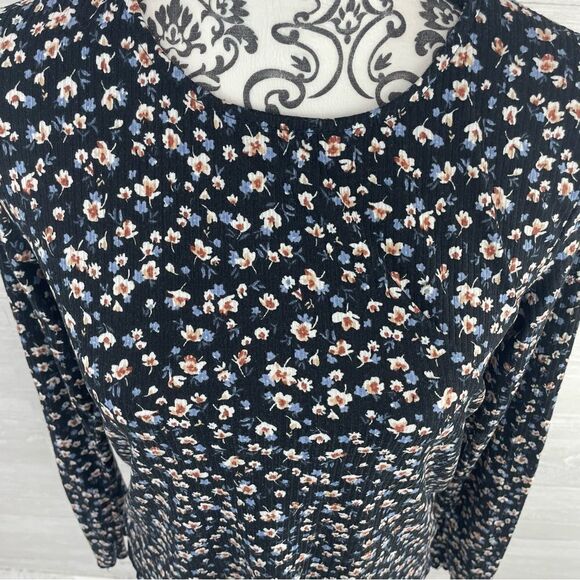 Bohme Floral Scalloped Hem Textured Crewneck Top - Picture 2 of 7